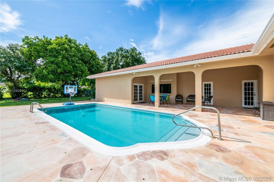 Vendido Recientemente: $899,999 (4 camas, 3 baños, 4093 Pies cuadrados)