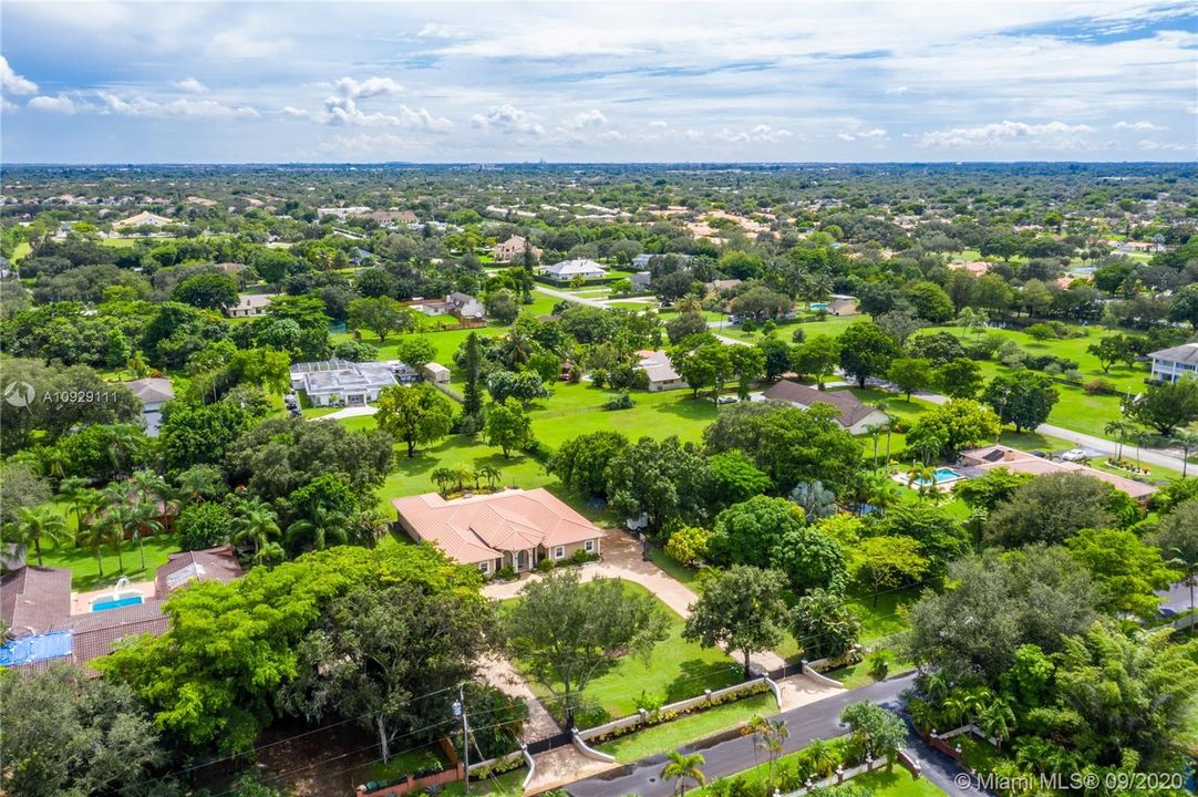 Vendido Recientemente: $899,999 (4 camas, 3 baños, 4093 Pies cuadrados)