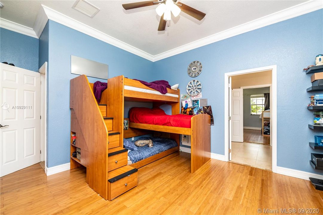 Vendido Recientemente: $899,999 (4 camas, 3 baños, 4093 Pies cuadrados)