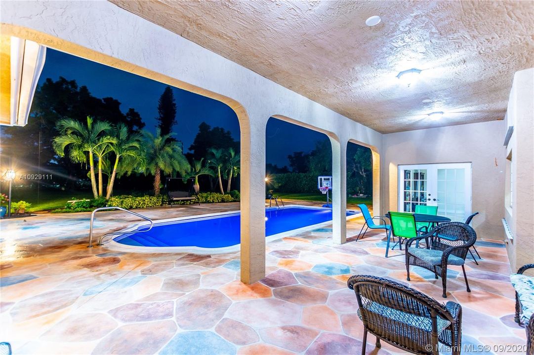 Vendido Recientemente: $899,999 (4 camas, 3 baños, 4093 Pies cuadrados)