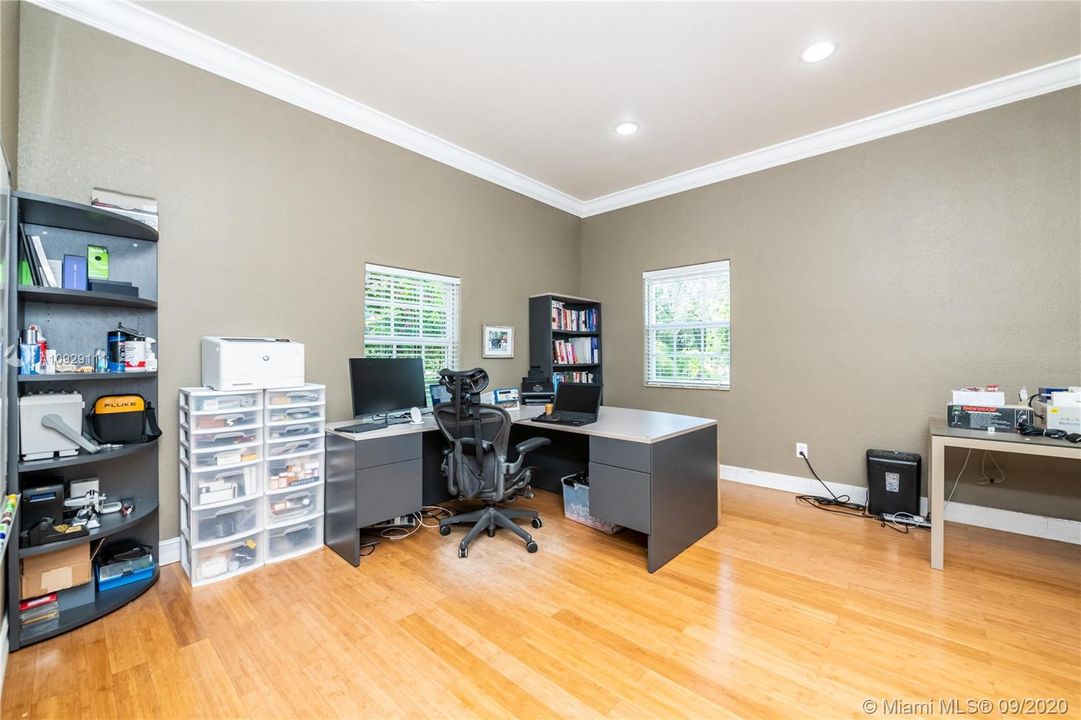 Vendido Recientemente: $899,999 (4 camas, 3 baños, 4093 Pies cuadrados)