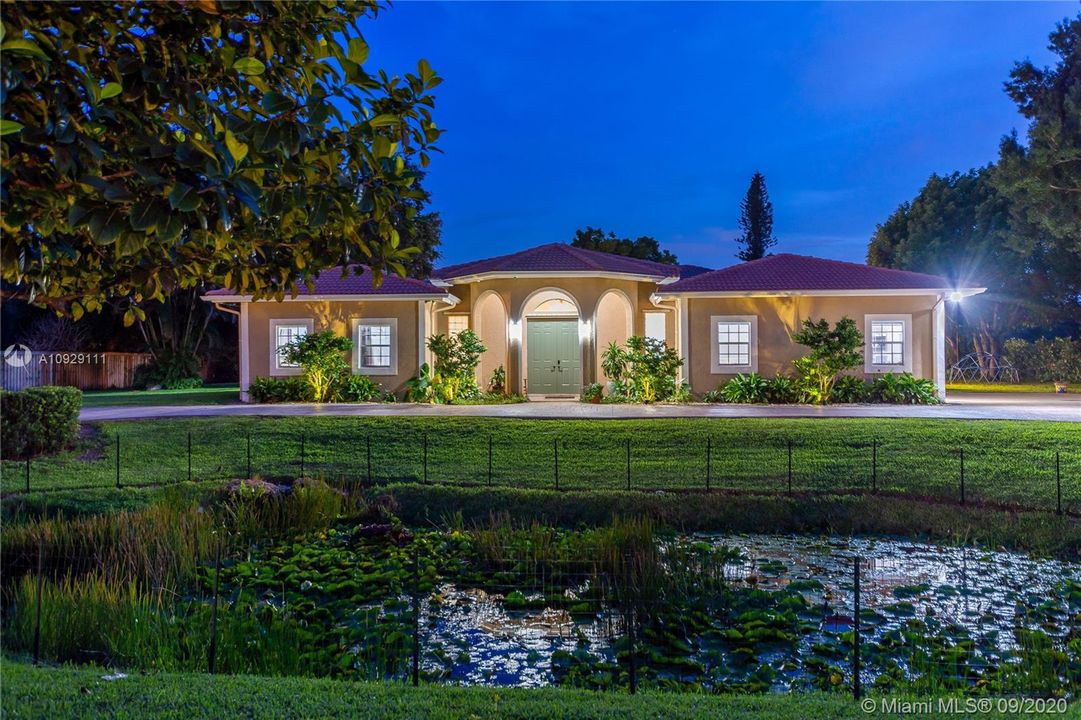 Vendido Recientemente: $899,999 (4 camas, 3 baños, 4093 Pies cuadrados)