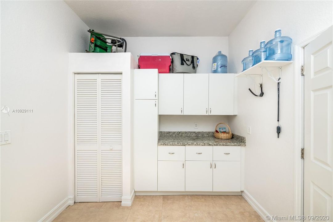 Vendido Recientemente: $899,999 (4 camas, 3 baños, 4093 Pies cuadrados)