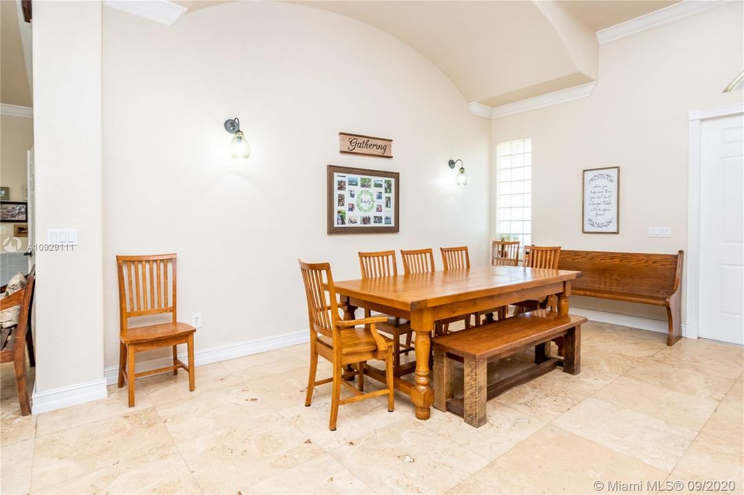 Vendido Recientemente: $899,999 (4 camas, 3 baños, 4093 Pies cuadrados)
