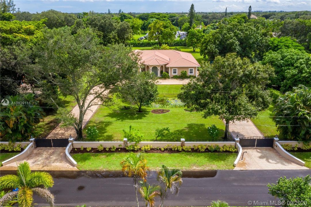 Vendido Recientemente: $899,999 (4 camas, 3 baños, 4093 Pies cuadrados)