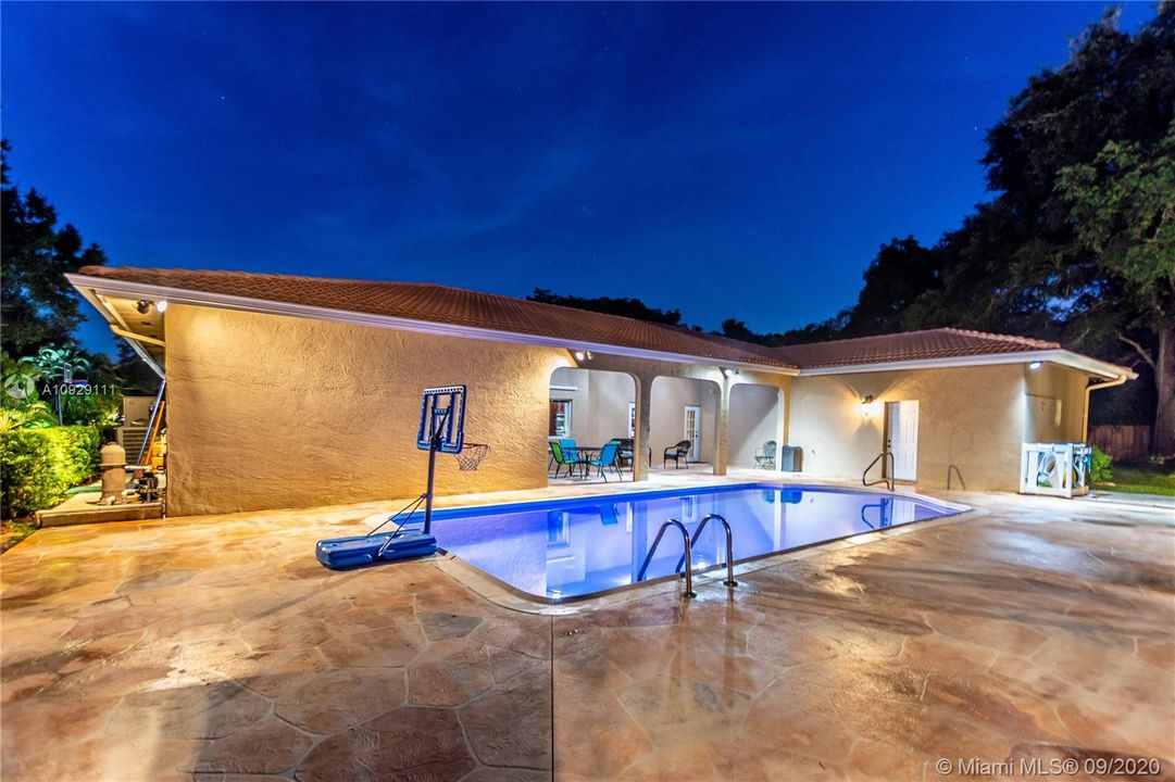 Vendido Recientemente: $899,999 (4 camas, 3 baños, 4093 Pies cuadrados)