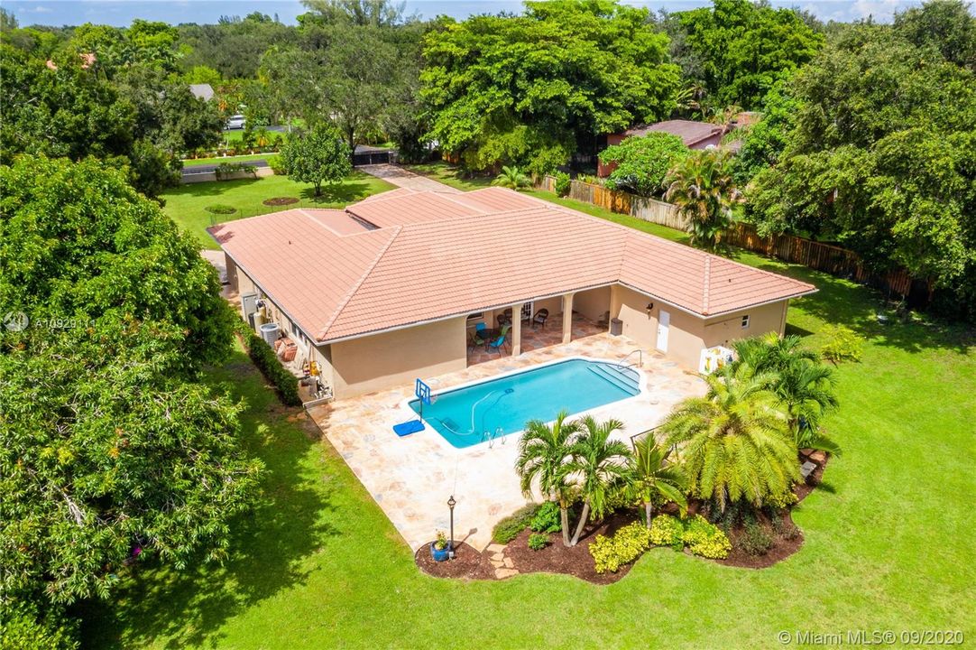 Vendido Recientemente: $899,999 (4 camas, 3 baños, 4093 Pies cuadrados)