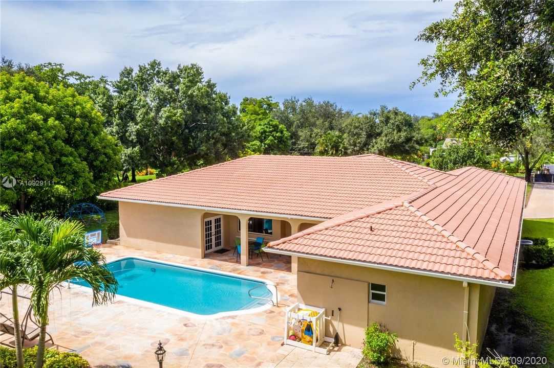 Vendido Recientemente: $899,999 (4 camas, 3 baños, 4093 Pies cuadrados)