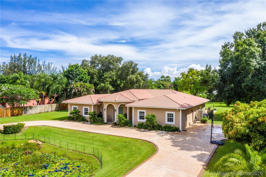 Vendido Recientemente: $899,999 (4 camas, 3 baños, 4093 Pies cuadrados)