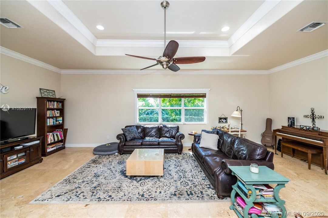 Vendido Recientemente: $899,999 (4 camas, 3 baños, 4093 Pies cuadrados)