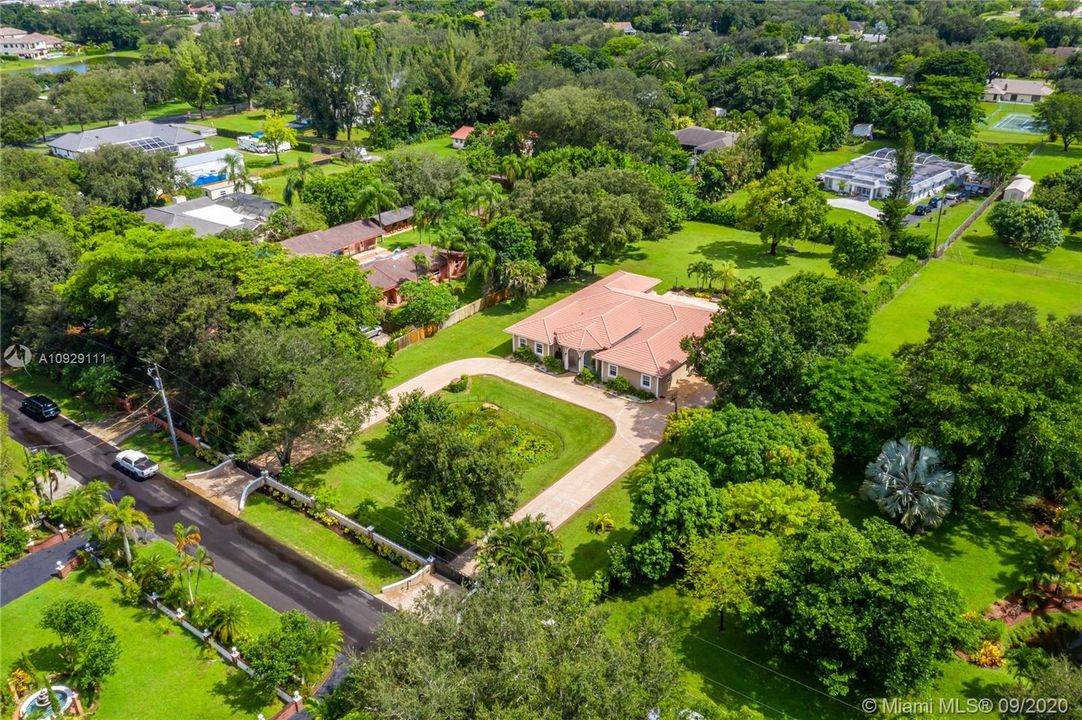Vendido Recientemente: $899,999 (4 camas, 3 baños, 4093 Pies cuadrados)