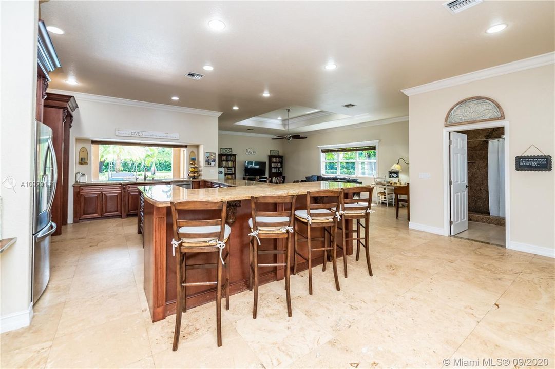 Vendido Recientemente: $899,999 (4 camas, 3 baños, 4093 Pies cuadrados)