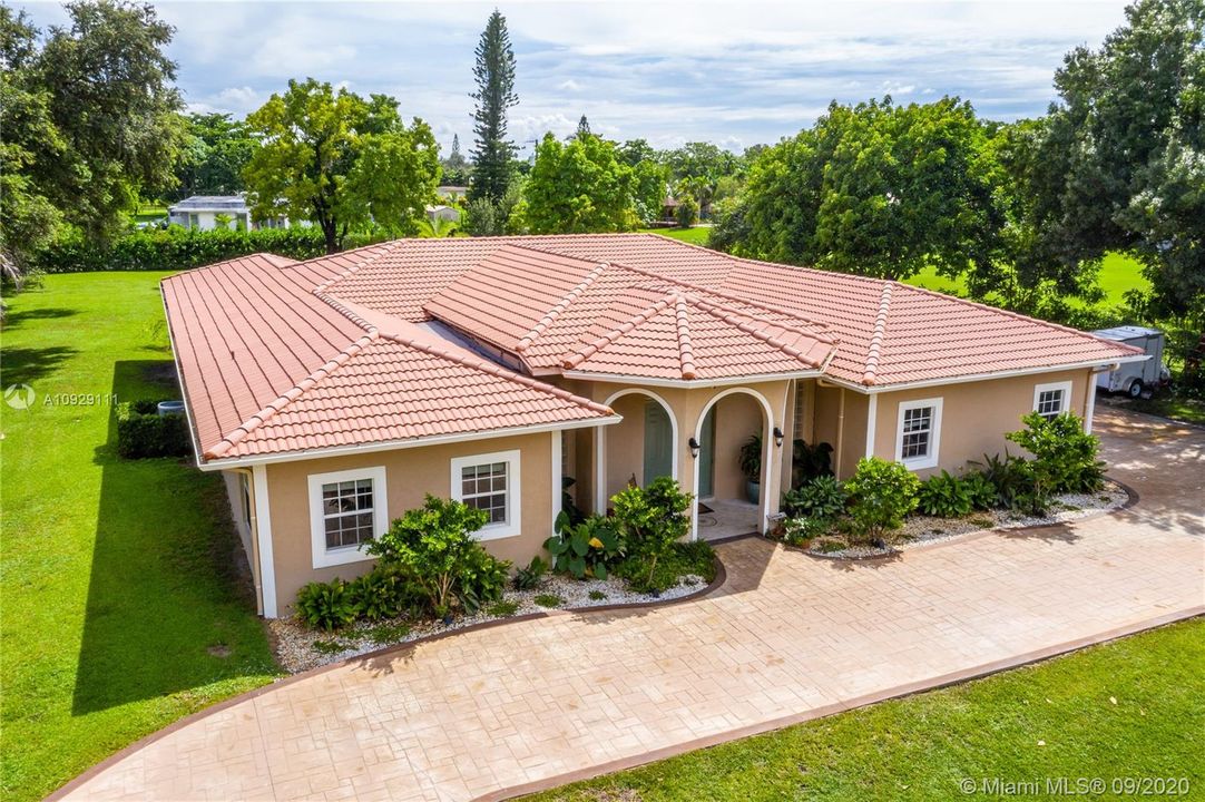 Vendido Recientemente: $899,999 (4 camas, 3 baños, 4093 Pies cuadrados)