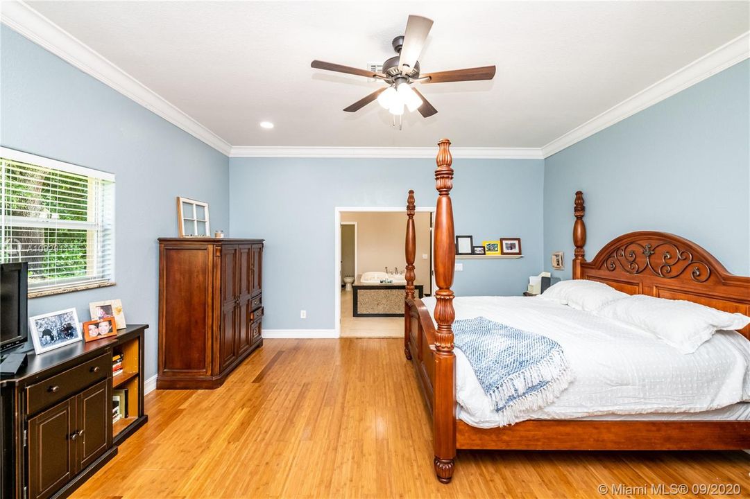 Vendido Recientemente: $899,999 (4 camas, 3 baños, 4093 Pies cuadrados)
