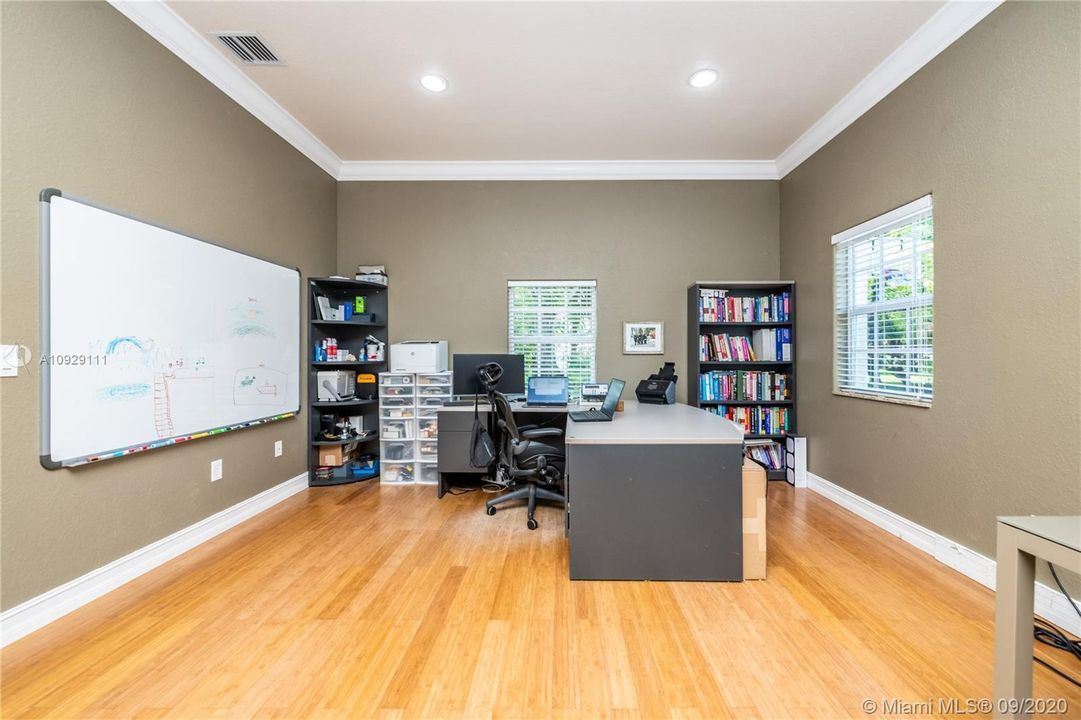 Vendido Recientemente: $899,999 (4 camas, 3 baños, 4093 Pies cuadrados)