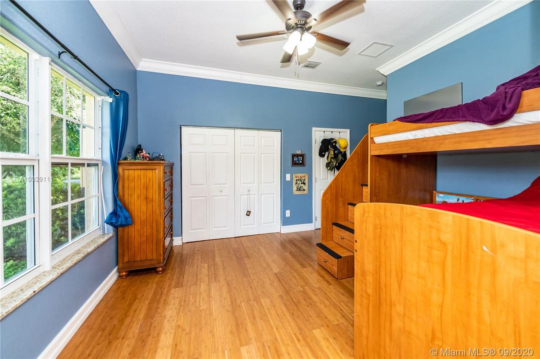 Vendido Recientemente: $899,999 (4 camas, 3 baños, 4093 Pies cuadrados)