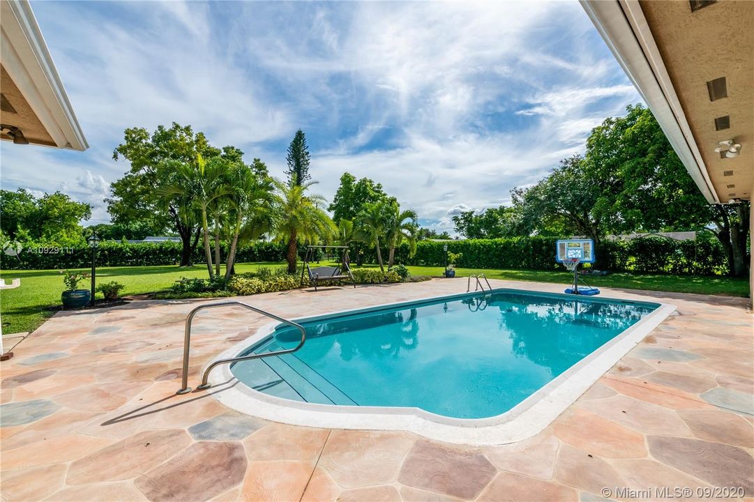 Vendido Recientemente: $899,999 (4 camas, 3 baños, 4093 Pies cuadrados)