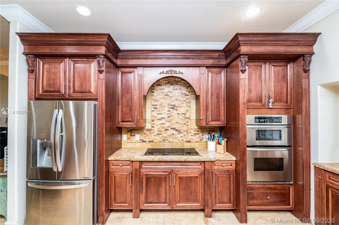 Vendido Recientemente: $899,999 (4 camas, 3 baños, 4093 Pies cuadrados)