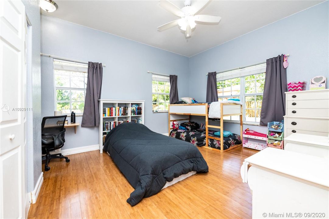 Vendido Recientemente: $899,999 (4 camas, 3 baños, 4093 Pies cuadrados)