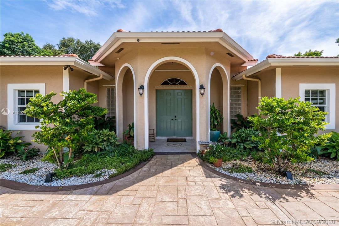 Vendido Recientemente: $899,999 (4 camas, 3 baños, 4093 Pies cuadrados)