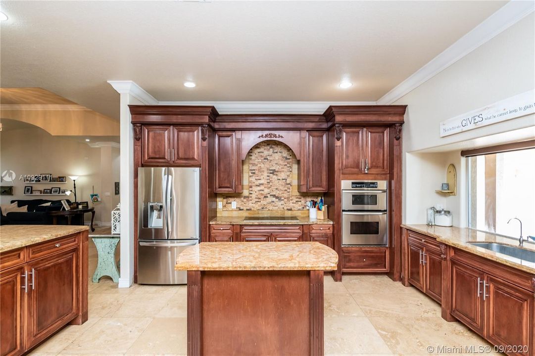 Vendido Recientemente: $899,999 (4 camas, 3 baños, 4093 Pies cuadrados)
