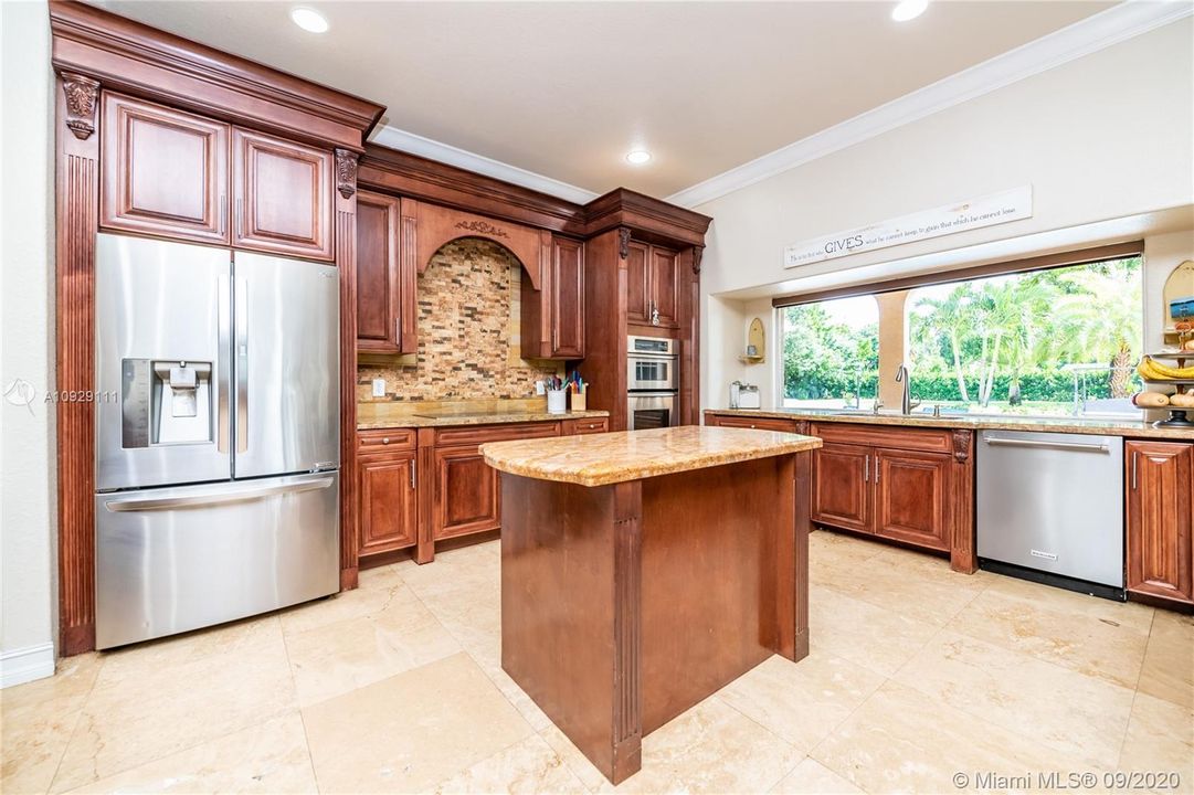 Vendido Recientemente: $899,999 (4 camas, 3 baños, 4093 Pies cuadrados)