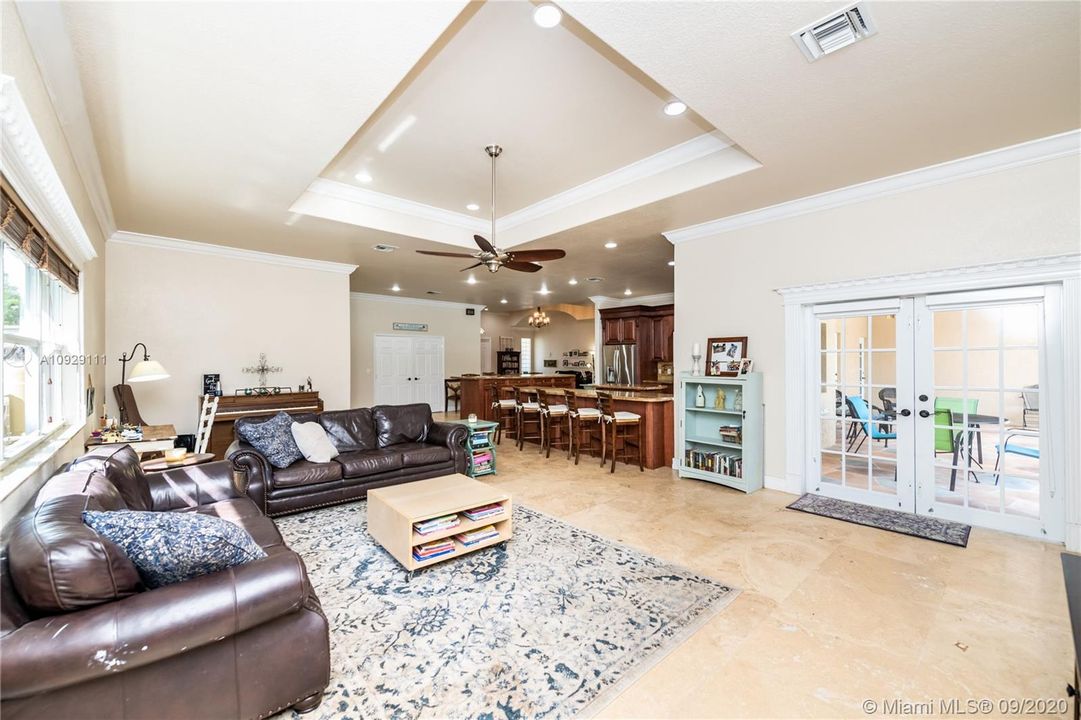 Vendido Recientemente: $899,999 (4 camas, 3 baños, 4093 Pies cuadrados)