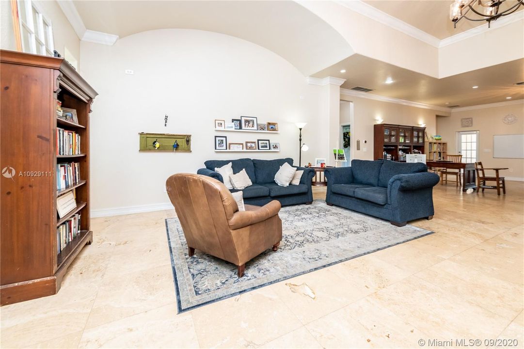 Vendido Recientemente: $899,999 (4 camas, 3 baños, 4093 Pies cuadrados)