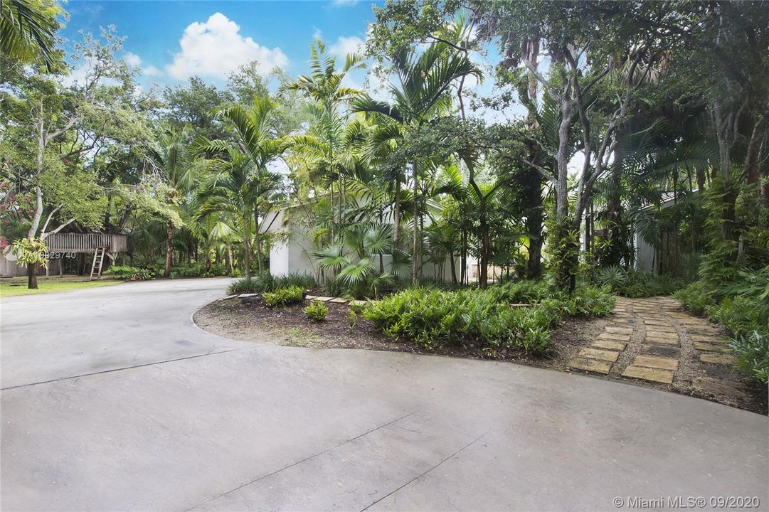 LARGE DRIVEWAY