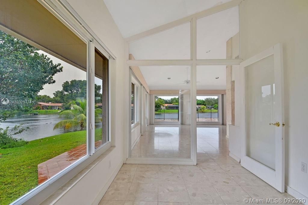 Vendido Recientemente: $679,000 (3 camas, 2 baños, 2358 Pies cuadrados)