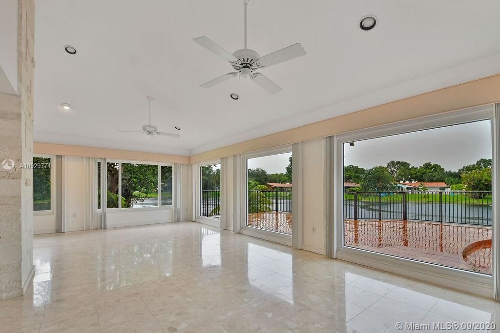 Vendido Recientemente: $679,000 (3 camas, 2 baños, 2358 Pies cuadrados)