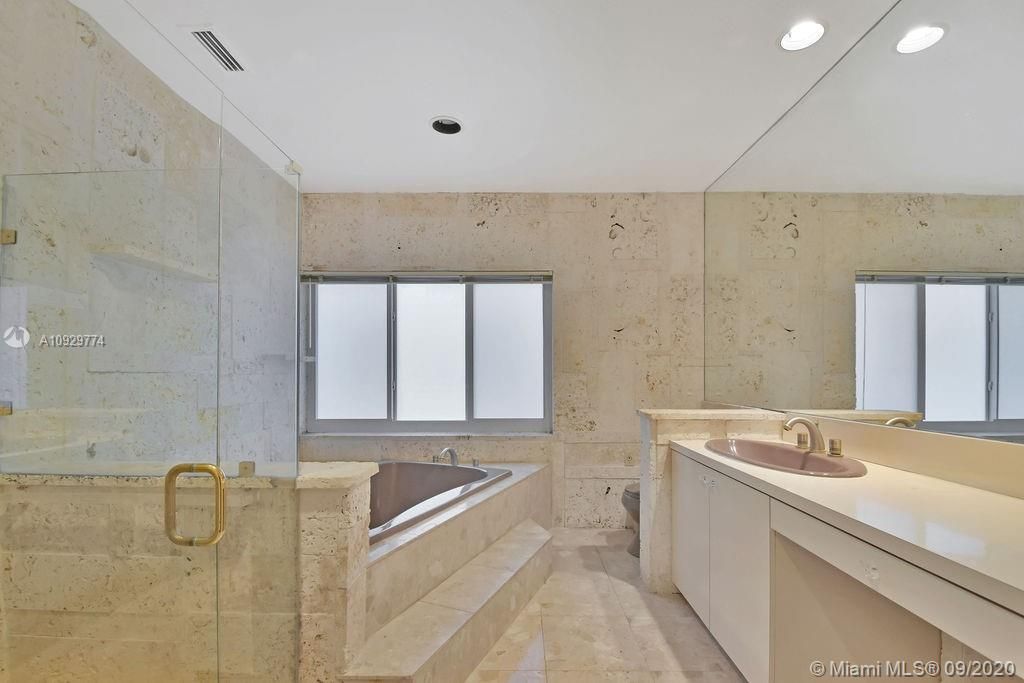 Vendido Recientemente: $679,000 (3 camas, 2 baños, 2358 Pies cuadrados)