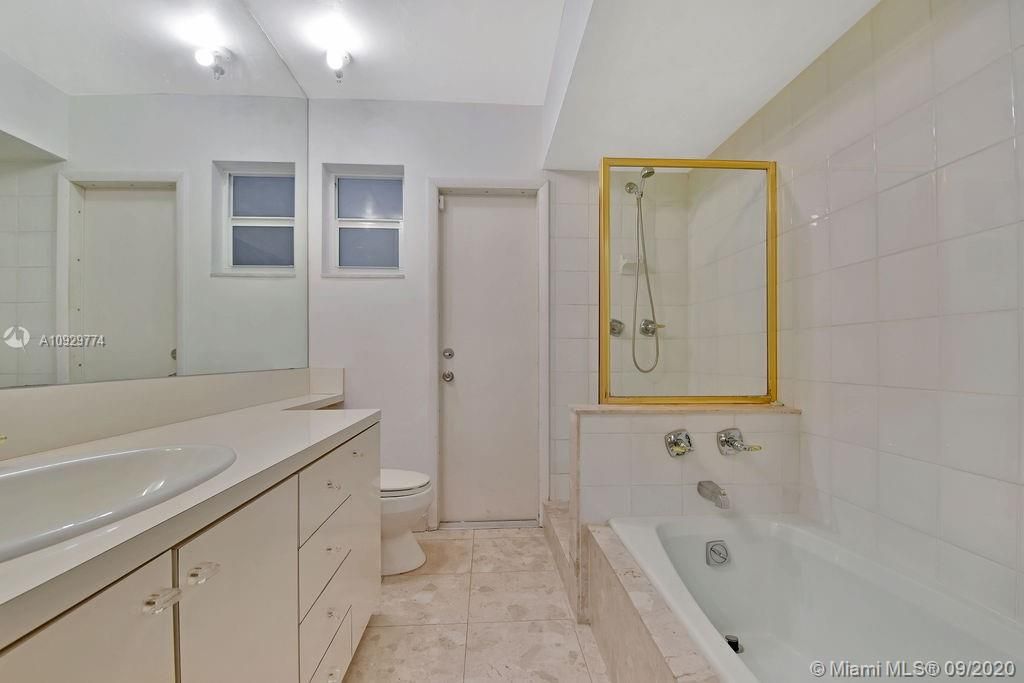 Vendido Recientemente: $679,000 (3 camas, 2 baños, 2358 Pies cuadrados)