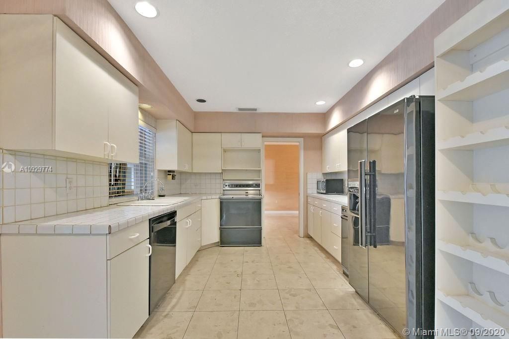 Vendido Recientemente: $679,000 (3 camas, 2 baños, 2358 Pies cuadrados)