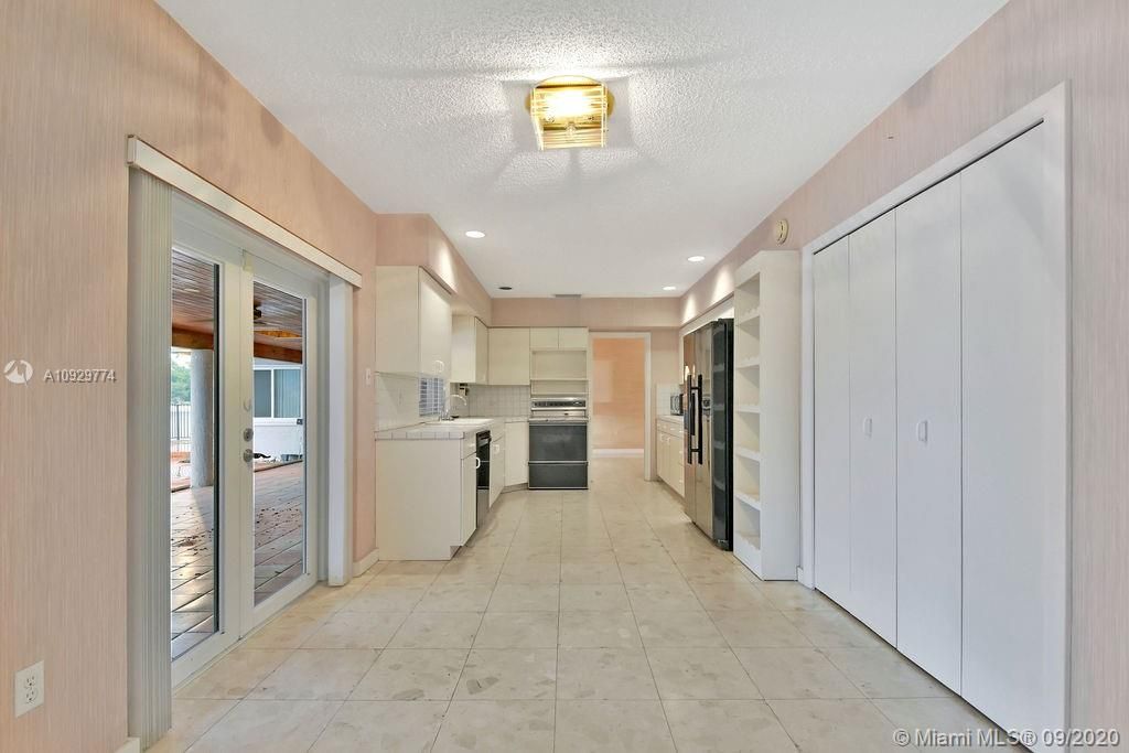 Vendido Recientemente: $679,000 (3 camas, 2 baños, 2358 Pies cuadrados)