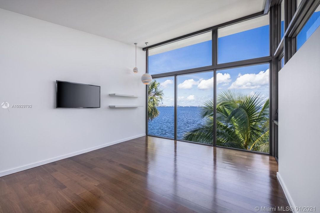 Recently Sold: $10,750,000 (5 beds, 5 baths, 10512 Square Feet)