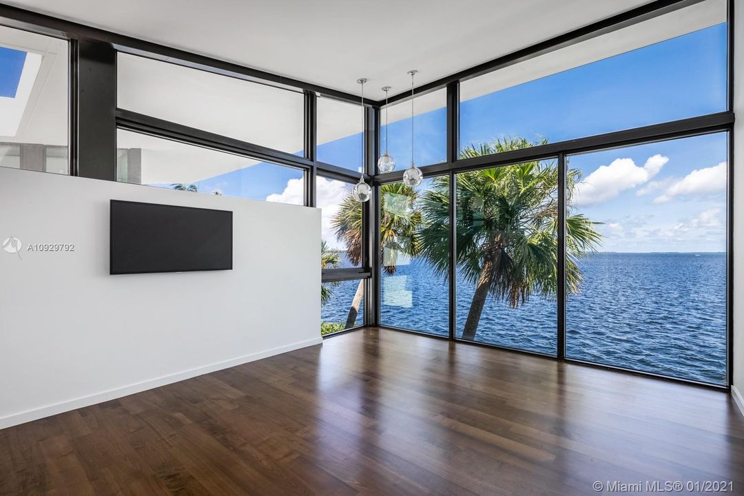 Recently Sold: $10,750,000 (5 beds, 5 baths, 10512 Square Feet)