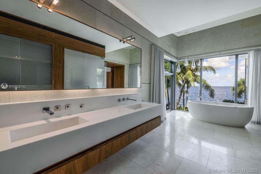 Recently Sold: $10,750,000 (5 beds, 5 baths, 10512 Square Feet)