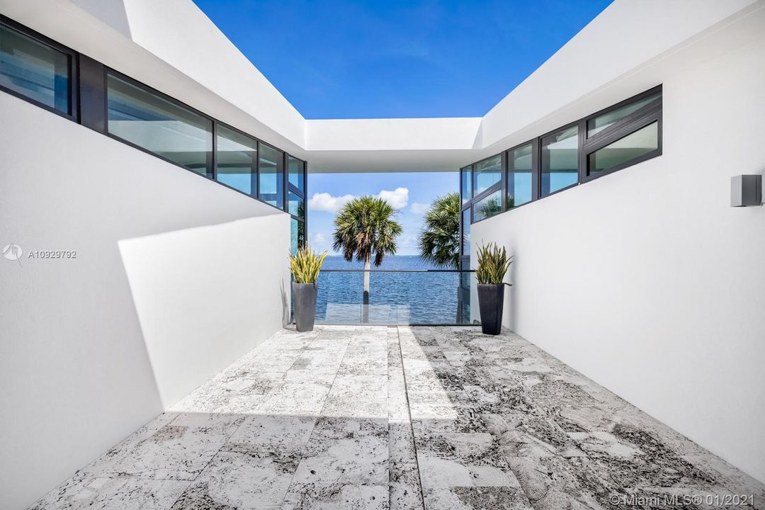 Recently Sold: $10,750,000 (5 beds, 5 baths, 10512 Square Feet)