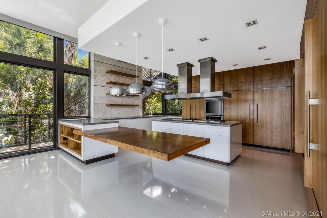 Recently Sold: $10,750,000 (5 beds, 5 baths, 10512 Square Feet)