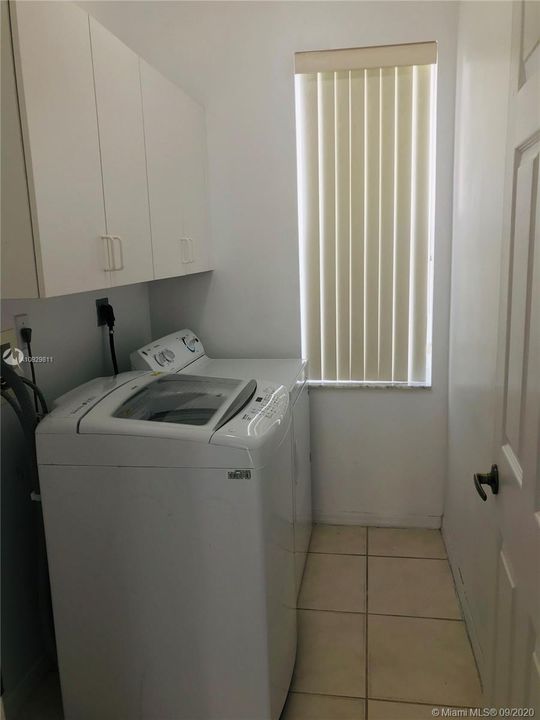 Recently Rented: $3,400 (5 beds, 3 baths, 2678 Square Feet)