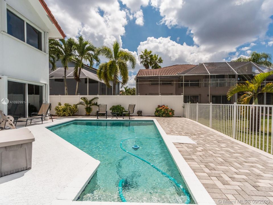 Recently Sold: $515,000 (4 beds, 2 baths, 2515 Square Feet)