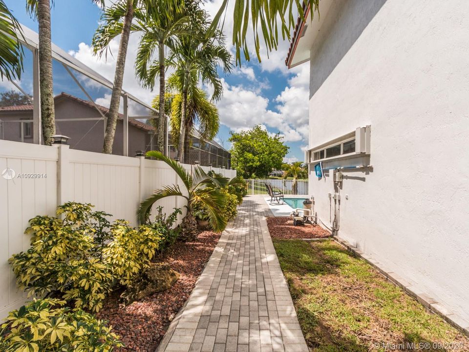 Recently Sold: $515,000 (4 beds, 2 baths, 2515 Square Feet)
