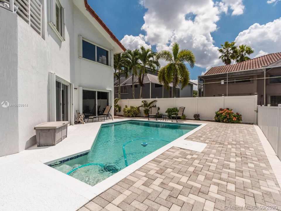 Recently Sold: $515,000 (4 beds, 2 baths, 2515 Square Feet)