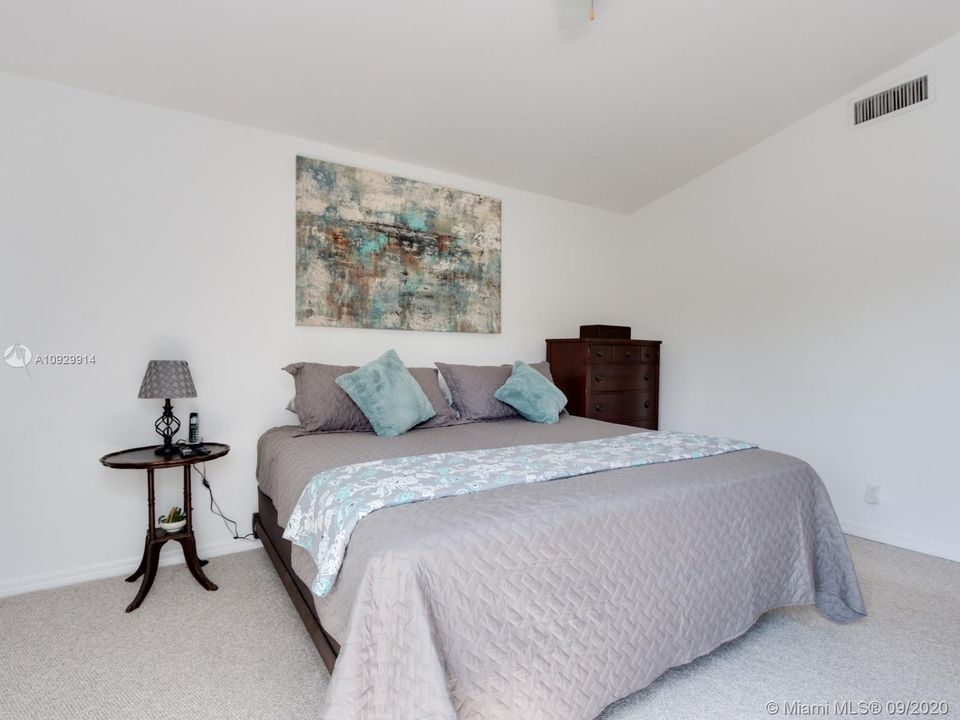 Recently Sold: $515,000 (4 beds, 2 baths, 2515 Square Feet)