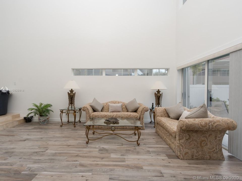 Recently Sold: $515,000 (4 beds, 2 baths, 2515 Square Feet)