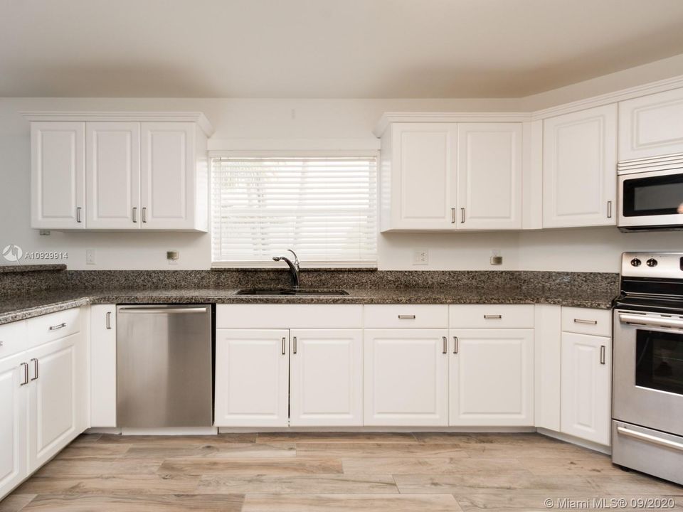 Recently Sold: $515,000 (4 beds, 2 baths, 2515 Square Feet)