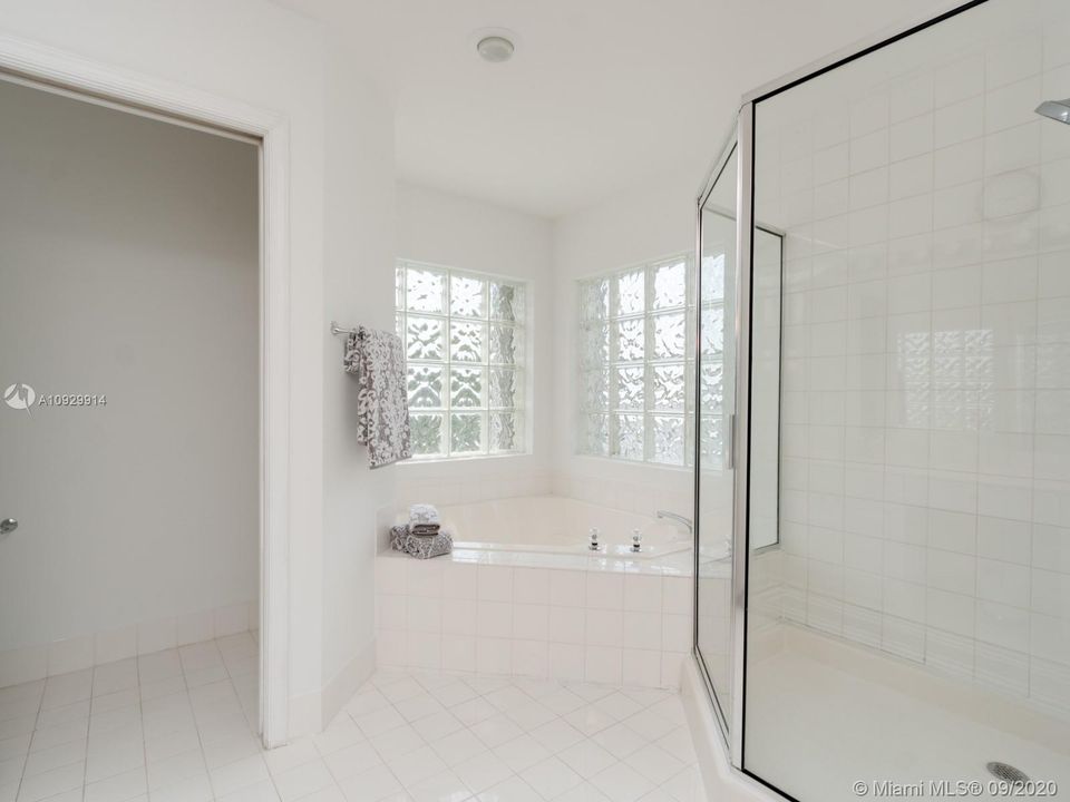 Recently Sold: $515,000 (4 beds, 2 baths, 2515 Square Feet)