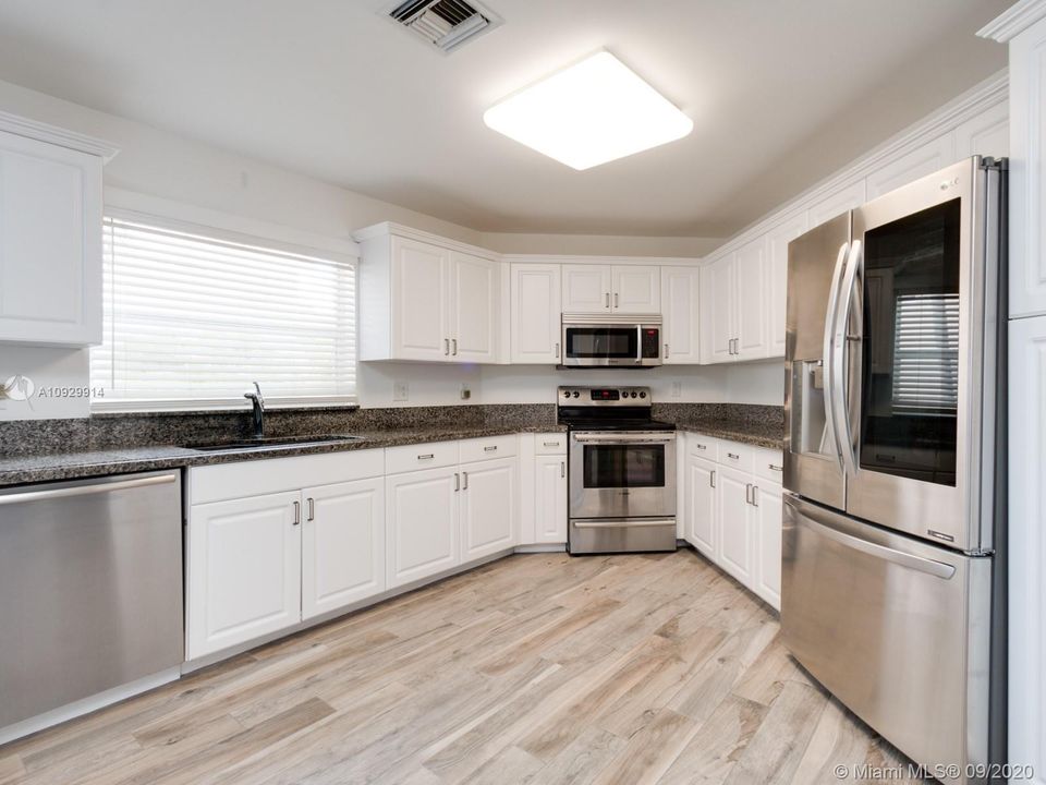 Recently Sold: $515,000 (4 beds, 2 baths, 2515 Square Feet)