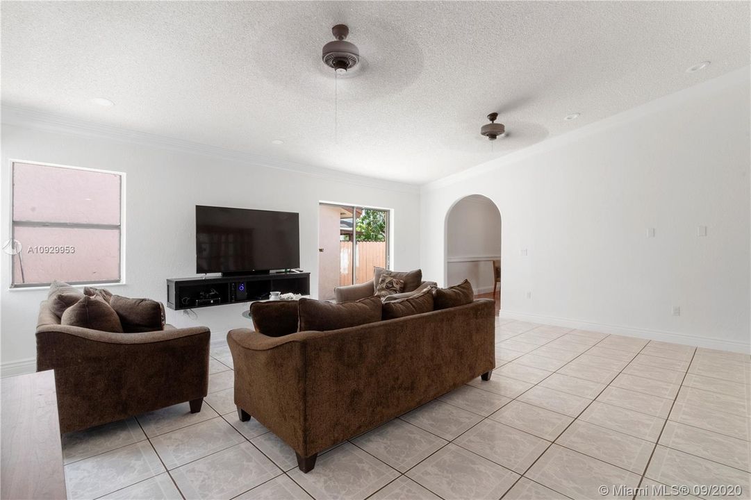 Recently Sold: $279,000 (4 beds, 2 baths, 1586 Square Feet)